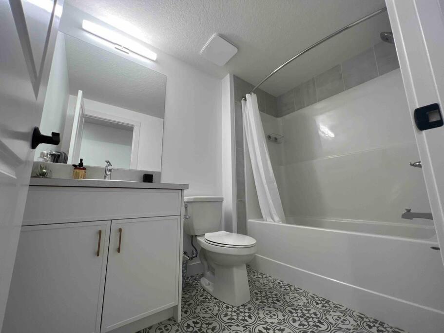 Newly Built 2 Bedroom Suite With Free Parking - Close To Banff National Park, YYC 외부 사진