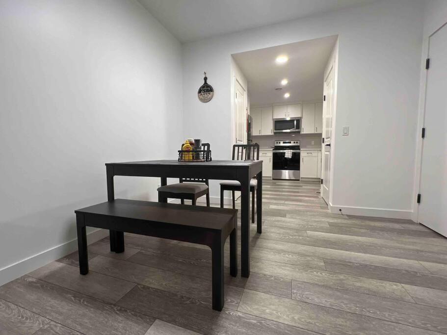 Newly Built 2 Bedroom Suite With Free Parking - Close To Banff National Park, YYC 외부 사진