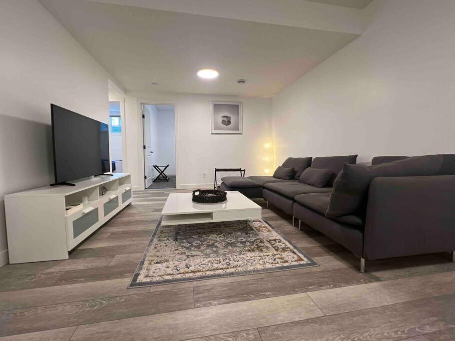 Newly Built 2 Bedroom Suite With Free Parking - Close To Banff National Park, YYC 외부 사진