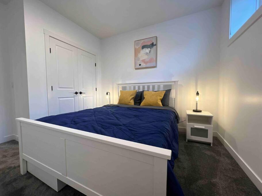 Newly Built 2 Bedroom Suite With Free Parking - Close To Banff National Park, YYC 외부 사진