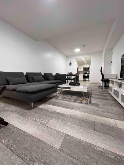 Newly Built 2 Bedroom Suite With Free Parking - Close To Banff National Park, YYC 외부 사진